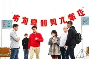 围读会桌上留着铅笔修改痕迹的剧本