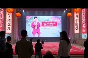 道具库里成排放置的同款木椅