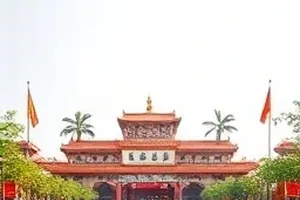 三分钟访谈棚内的收音麦克风与提词器特写