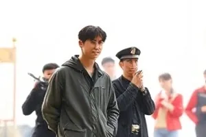 剧组通告单与番位表并排摆在桌面上