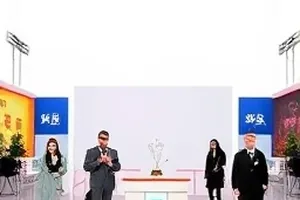发布会后台的补妆镜与摊开的通稿纸